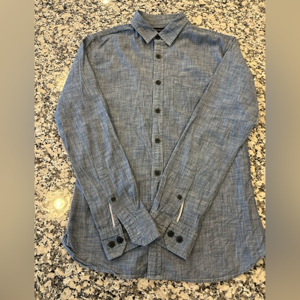 BANANA REPUBLIC Men’s Button-Up Shirt — Size Small — Excellent Condition!!